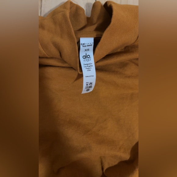 ALO YOGA KICK IT CROP TEE - Picture 3 of 5